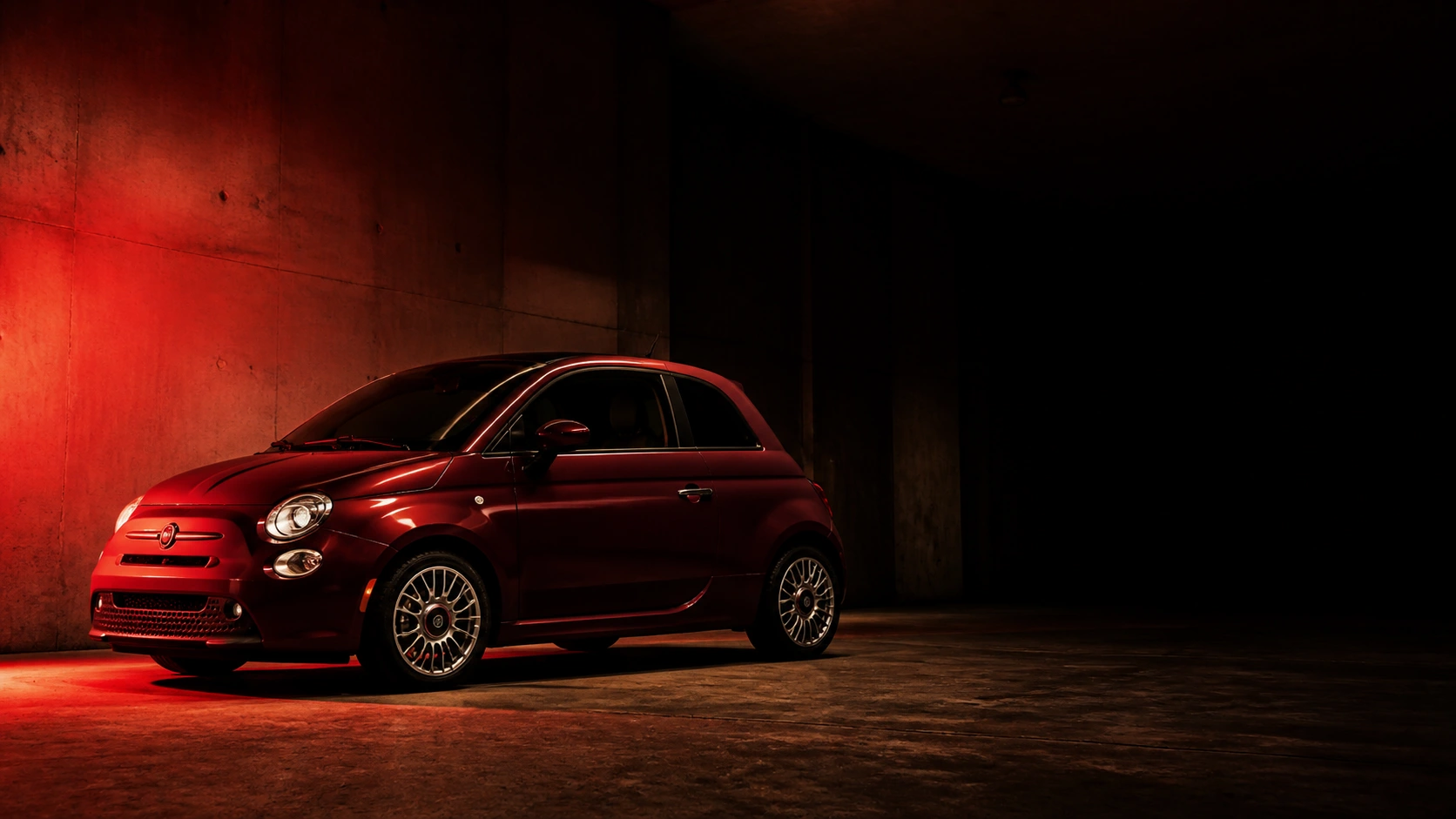 Бордовый Fiat 500 с тёмными стёклами в тёплом кинематографичном свете